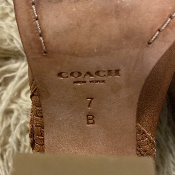Coach tan leather with woven portion on the heel size 7 - Picture 7 of 7